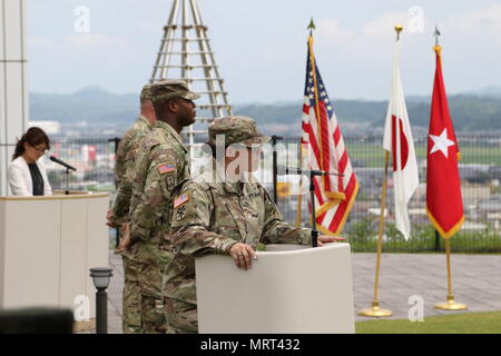 Il Mag. Sara Cardenas di Chicago, Illinois, comandante uscente, XIV la difesa missilistica batteria, risolve il XIV MDB soldati e spettatori durante un cambiamento di comando e responsabilità cerimonia di premiazione che si terrà lunedì, 26 giugno 2017, l'Hotel Centrale a Omiya, Kyotango, Giappone. La cerimonia ha rappresentato il completo trasferimento di responsabilità, l'autorità e la responsabilità del XIV MDB da Cardenas e in uscita primo sergente, primo sergente Benjamin Sharp di Colorado Springs, Colo., Cap. Anton McDuffie di Tampa, Florida, comandante in arrivo, e 1st. Sgt. Myron Metcalf di Fayetteville, N.C., l'unità di nuovo fi Foto Stock