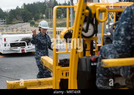 170628-N-TU932-022 BREMERTON, Washington (28 giugno 2017) dell'aviazione Equipaggiamento di supporto tecnico Airman Carly Smith, da Shipman, Illinois, guida un carrello sulla USS John C. Stennis' (CVN 74) ponte di volo. John C. Stennis sta conducendo una prevista disponibilità incrementale (PIA) a Puget Sound Naval Shipyard e Manutenzione intermedia Facility, durante il quale la nave sta subendo una manutenzione pianificata e aggiornamenti. (U.S. Foto di Marina di Massa lo specialista di comunicazione di terza classe Sierra D. Langdon / rilasciato) Foto Stock