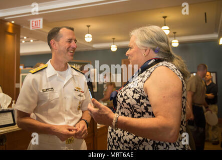 CHICAGO (Luglio 01, 2017) - Capo di operazioni navali Adm. John M. Richardson, saluta esercito pensionato Col. Jennifer Pritzker, al 2017 guerriero reception giochi ospitati da il Pritzker museo militare e libreria.DoD Warrior giochi sono un evento annuale permettendo di feriti e ammalati e feriti i membri del servizio e i veterani di competere in Paralympic-style sport tra cui tiro con l'arco, ciclismo, campo, tiro, seduta pallavolo, piscina, pista e basket in carrozzella. (DoD foto di comunicazione di massa specialista in seconda classe Natalia E. Briggs) Foto Stock