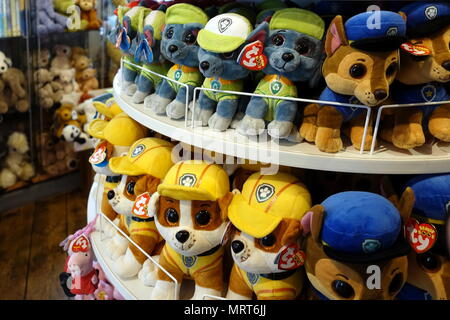 Padstow, Cornwall, 11 Aprile 2018: morbido Peluche giocattoli da bambini TV shop Paw Patrol per la vendita in un negozio di articoli da regalo Foto Stock