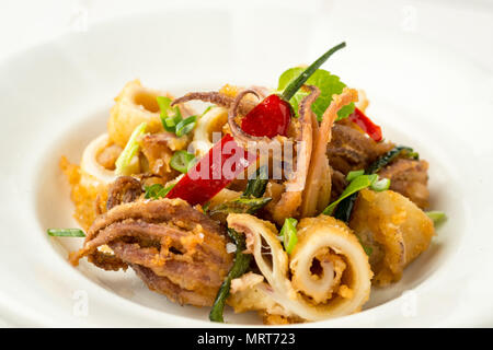 Calamari fritti Calamari tentacolo con peperoncino e foglie di menta Foto Stock