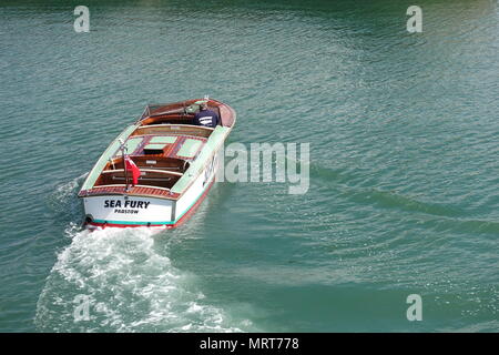 Padstow, Cornwall, 11 Aprile 2018: Motoscafo 'Sea Fury" lasciando Padstow Harbour in acqua calma in una giornata di sole Foto Stock