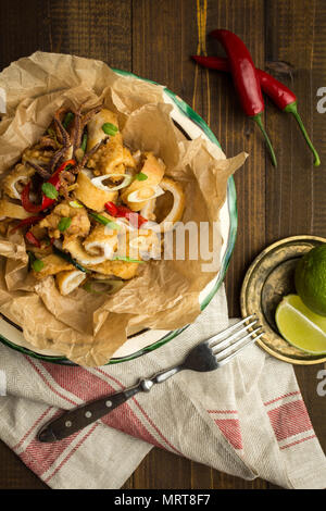 Calamari fritti con peperoncino e foglie di menta Foto Stock