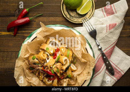 Calamari fritti con peperoncino e foglie di menta Foto Stock