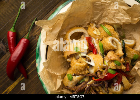 Calamari fritti con peperoncino e foglie di menta Foto Stock