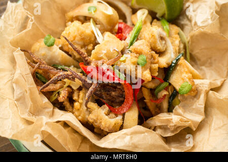 Calamari fritti con peperoncino e foglie di menta Foto Stock