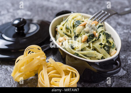 Preparate di fresco Tagliatelle con spinaci, pinoli e Formaggio Gorgonzola Foto Stock