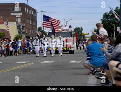 Naval Station Everett è un'installazione della Marina degli Stati Uniti situata a Everett, Washington, che supporta le navi di superficie della Pacific Fleet. Il giorno dell'indipendenza del 4 luglio commemora l'adozione della dichiarazione di indipendenza nel 1776. L'immagine d'archivio documenta una marcia della Guardia del colore durante la parata dei colori della libertà nel centro di Everett il 4 luglio 2017. Foto Stock
