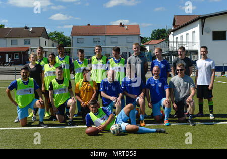 Ramstein Air Base aviatori e Fussballverein Ramstein Fußball Club A-Team posano per una foto durante il programma Grassroots giornata di sport, a Fv Olympia Campo in Ramstein Misenbach, Germania, 24 giugno 2017. Più di 25 gli avieri e i giocatori di calcio si è offerto volontariamente per l'evento per aiutare a costruire relazioni tra i membri del servizio e la comunità locale. (U.S. Air Force photo by Staff Sgt. Nesha Humes) Foto Stock