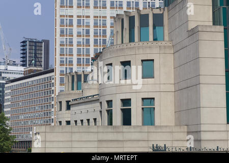 Vista astratta del SIS di edificio o di MI6 Edificio a Vauxhall Croce, sede del Secret Intelligence Service Foto Stock