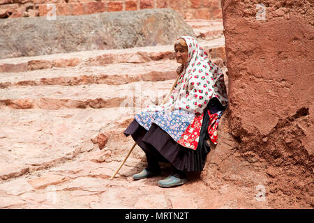 ABYANEH, IRAN - MAJ 13: le donne anziane del costume tradizionale costituito da una sciarpa con motivi floreali e pantaloni pieghettata, Maj 12, 2011 in Abyaneh, ho Foto Stock