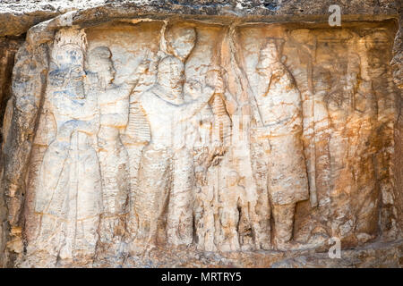 Naqsh-e Rajab e due rilievi di roccia nei pressi di Persepolis, parte del Marvdasht complesso culturale. Iran Foto Stock