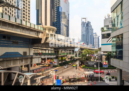 Bangkok, Thailandia-28th Marzo 2018: voce dello Skytrain giù Sukhumvit road verso la stazione di Asoke, la linea è parte del sistema di trasporto pubblico. Foto Stock