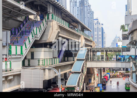 Bangkok, Thailandia-28th Marzo 2018: Asoke BTS Station. La linea è parte del sistema di trasporto pubblico. Foto Stock