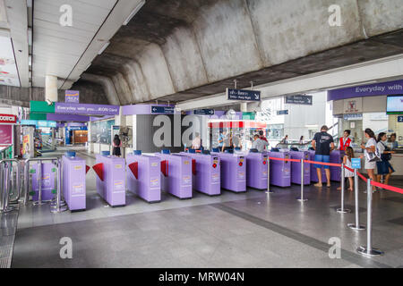 Bangkok, Thailandia-28th Marzo 2018: Asoke BTS Station entrata ed uscita tornelli. Foto Stock