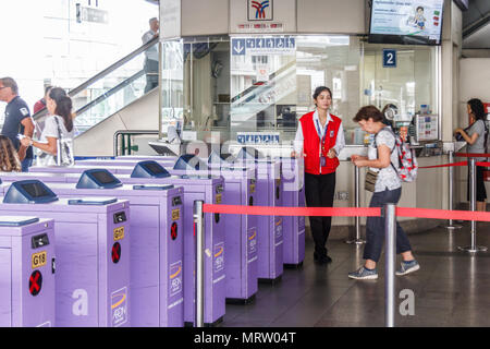 Bangkok, Thailandia-28th Marzo 2018: Asoke BTS Station. Passeggeri passano per entrata tornelli. Foto Stock