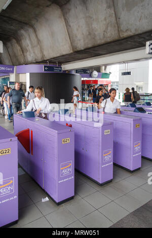 Bangkok, Thailandia-28th Marzo 2018: Asoke BTS Station.I passeggeri diretti attraverso l'uscita tornelli. Foto Stock