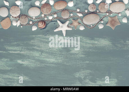 In legno naturale retrò conchiglia di mare sullo sfondo di pietra. Composizione decorativa laici piatta Foto Stock