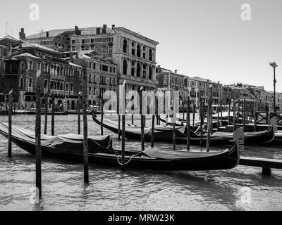 Gondola barche ancorate nei porti di Canal Grande nella Città di canali - Venezia, Italia Foto Stock