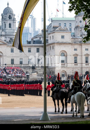 Royal Guard sorge l attenzione come famiglia cavalleria passa da presso il centro commerciale di Londra. Foto scattata durante il Trooping il colore annuale cerimonia militare Foto Stock