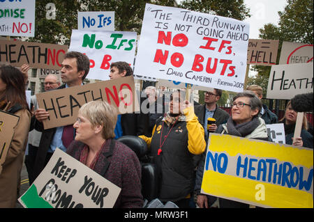 Whitehall, London, Regno Unito.Il 25 ottobre 2016. Vince il cavo (indossando hat) unisce un piccolo anti-Heathrow protestare di fronte a Downing Street, Londra Foto Stock