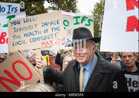 Whitehall, London, Regno Unito.Il 25 ottobre 2016. Vince il cavo (indossando hat) unisce un piccolo anti-Heathrow protestare di fronte a Downing Street, Londra Foto Stock