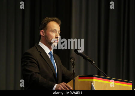 Jockgrim, Germania. 26 Maggio, 2018. Il segretario parlamentare del partito AfD nel Landtag (parlamento) della Renania Palatinato Jan Bollinger parla sul podio. Il gruppo parlamentare di destra populista AfD (alternativa per la Germania) partito della Renania Palatinato ha celebrato il secondo anniversario della loro entrata nella Renania Palatinato parlamento statale nel 2016 elezione dello stato nel sud del Palatinato città di Jockgrim. Un contatore-protesta è stata organizzata da diversi gruppi al di fuori sede. Credito: Michael Debets/Pacific Pres/Alamy Live News Foto Stock