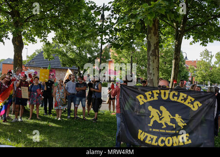 Jockgrim, Germania. 26 Maggio, 2018. Manifestanti stand al di fuori sede con striscioni poster e bandiere. Il gruppo parlamentare di destra populista AfD (alternativa per la Germania) partito della Renania Palatinato ha celebrato il secondo anniversario della loro entrata nella Renania Palatinato parlamento statale nel 2016 elezione dello stato nel sud del Palatinato città di Jockgrim. Un contatore-protesta è stata organizzata da diversi gruppi al di fuori sede. Credito: Michael Debets/Pacific Pres/Alamy Live News Foto Stock