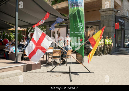 KIEV, UCRAINA - 26 Maggio 2018 bandiere di Inghilterra e Spagna vicino al cafe, dove gli appassionati tifosi sit della Champions League. Foto Stock