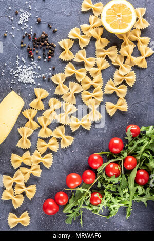 Sfondo di cibo crudo maccheroni Pasta Farfalle Foto Stock