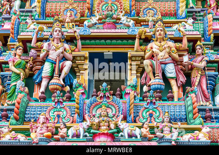 Dettaglio, indù figure su Arulmigu Kapaleeswarar Temple, Chennai, nello Stato del Tamil Nadu, India Foto Stock