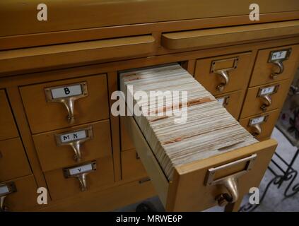 Un robusto armadio in legno contenente le schede indice di una libreria di sistema di catalogazione Foto Stock