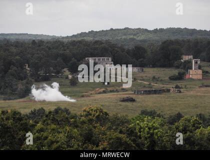Bianco pennacchi di fumo da un inerte formazione bomba a Cannon intervallo vicino Laquey, Mo., Luglio 6, 2017. La gamma comprende 40 array di destinazione con oltre 700 oggetti distinti, 14 dei quali possono essere utilizzati per assegnare il punteggio di un pilota di precisione della fotocamera con torri e un avanzato sistema informatico. (U.S. Air Force foto di Senior Airman Missy Sterling) Foto Stock