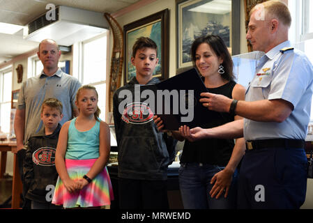 La guardia costiera Adm posteriore. David Throop, commander, Coast Guard tredicesimo distretto, presenta Darci Dawson con il meritorio servizio pubblico Award a base Museo di Seattle il 7 luglio 2017. Utilizzando il suo ex la formazione come un bagnino e la sua conoscenza della RCP, Dawson salvato la vita di un annegamento bambino mentre è in vacanza in Montana con la sua famiglia. Stati Uniti Coast Guard foto di Sottufficiali di seconda classe Flockerzi Ali. Foto Stock