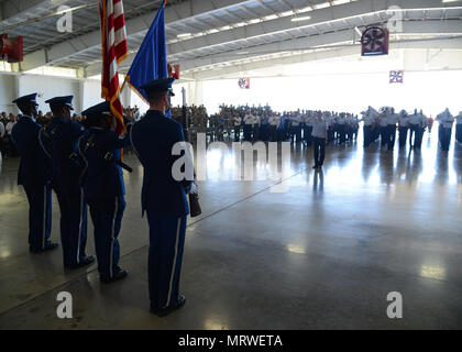 Laughlin Air Force Base di guardia d'onore si erge a attenzione durante la quarantasettesima Flying ala formazione cambiamento di cerimonia di comando a Laughlin Air Force Base Tx., 28 giugno 2017. La Guardia d'onore, insieme con i partecipanti e visitatori illustri che, aiutato Laughlin benvenuti il suo comandante in arrivo, U.S. Air Force Col. Charles Velino. (U.S. Air Force foto/Airman 1. Classe Benjamin N. Valmoja) Foto Stock