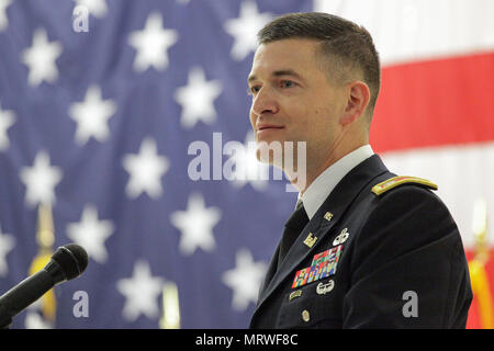 Lt. Col. Cullen A. Jones commenti subito dopo aver assunto il comando degli STATI UNITI Esercito di ingegneri del distretto di Nashville durante un cambiamento di cerimonia di comando 7 luglio 2017 presso il Tennessee National Guard Armory a Nashville, Tennessee (USACE foto di Michael Maggio) Foto Stock