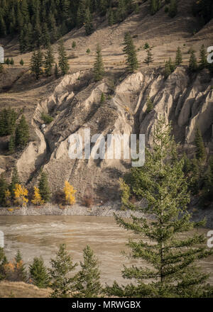 L'acqua sta cominciando a costruire hoodoos a pecore Creek Bridge, vicino a Williams Lake, BC, Canada. Come si vede da un popolare punto di visualizzazione lungo l'autostrada 20. Foto Stock