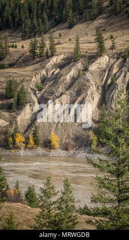 L'acqua sta cominciando a costruire hoodoos a pecore Creek Bridge, vicino a Williams Lake, BC, Canada. Come si vede da un popolare punto di visualizzazione lungo l'autostrada 20. Foto Stock