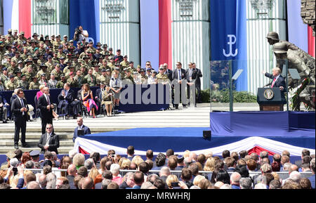 Stati Uniti Presidente Donald Trump punti verso Battle Group Polonia soldati quando si fa riferimento a loro nel suo discorso pronunciato presso l'Insurrezione di Varsavia monumento in Piazza Krasiński, 6 luglio. Gruppo di Combattimento Polonia soldati percorsa da Bemowo Piskie Area Formazione a Varsavia per stare in formazione durante il Trump's prima visita presidenziale a Varsavia, Polonia, (U.S. Esercito foto di Spc. Kevin Wang/rilasciato) Foto Stock