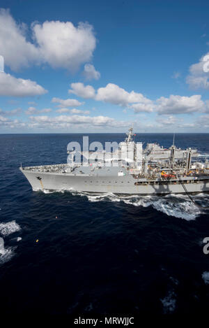 170710-N-NB544-245 CORAL SEA (10 luglio 2017) Il Arleigh Burke-class guidato-missile destroyer USS Sterett (DDG 104) transita a fianco del Henry J. Kaiser-class flotta oliatore di rifornimento USNS John Ericsson (T-AO 194) durante un rifornimento in mare con l'assalto anfibio nave USS Bonhomme Richard (LHD 6) durante il talismano di Saber 17. Bonhomme Richard, parte di un combinato di U.S.-Australia e Nuova Zelanda expeditionary strike gruppo, sta subendo una serie di scenari che aumenterà naval abilità nel funzionamento contro blu-acqua minacce del contraddittorio e nella sua missione primaria di lanciare Marine Foto Stock