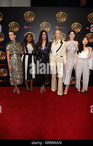 Warner Bros tappeto rosso arrivi all'interno CinemaCon Caesars Palace offre: Sarah Paulson, Mindy Kaling, Sandra Bullock, Cate Blanchett, Anne Hathaway, Awkwafina dove: Las Vegas, Nevada, Stati Uniti quando: 25 Apr 2018 Credit: DJDM/WENN.com Foto Stock