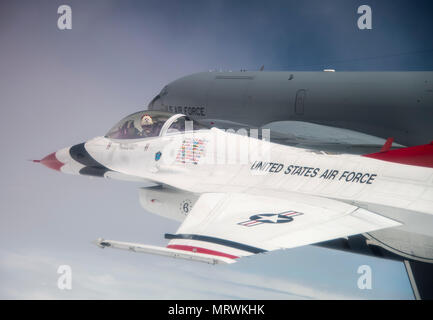 Il Mag. Whit Collins, Thunderbird #6, mosche accanto a U.S. Air Force KC-135 Stratotanker assegnato al centesimo Air Refuelling Wing, Royal Air Force Mildenhall, Inghilterra antenna durante il rifornimento di carburante Luglio 10, 2017. Gli Stati Uniti Air Force Thunderbirds ha sorvolato diverse basi e punti di riferimento in preparazione per il 2017 Royal International Air Tattoo essendo mantenuto a RAF Fairford, Inghilterra. Gli Stati Uniti Air Force sta celebrando il suo settantesimo anniversario. (U.S. Air Force Foto di Tech. Sgt. Christopher Boitz) Foto Stock