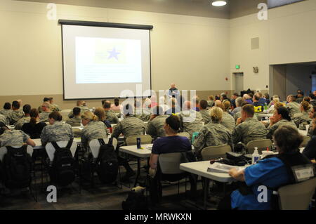 Eric Gebbie, Oregon Health Authority, presenta informazioni per un gruppo di esercito e Air National Guardsman da Oregon, Idaho, Nevada e Iowa nonché i volontari civili da Oregon durante Pathfinder-Minuteman a Camp Rilea, Oregon. Pathfinder-Minuteman era una massa di causalità condotta trapano Giugno 24-26 al camp che ha testato la capacità dei partecipanti di lavorare insieme in risposta ad una situazione di emergenza. Stati Uniti Air National Guard foto di Capt. Jeremy J. McClure Foto Stock