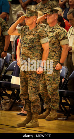 Il Mag. Gen. Matteo G. Glavy è onorata durante un cambiamento di cerimonia di comando a bordo Marine Corps Air Station Beaufort, 7 luglio. Durante la cerimonia, Col. Peter D. Buck rinunciato il comando della stazione di aria al Col. Timothy P. Miller. Miller ha lavorato recentemente a U.S. Comando del Pacifico come le esercitazioni di combattimento Branch Chief. Buck, che ha assunto il comando nel febbraio 13, 2014, è di ritirarvi dal Marine Corps dopo 30 anni di servizio dedicato. Glavy è il comandante generale di 2 aeromobili marino ala. Foto Stock