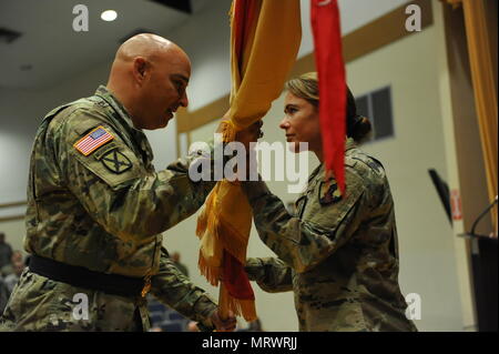 Brig. Gen. Alberto C. Rosende trasferisce i colori al Col. Maria A. Juarez, affidando a lei la responsabilità e la cura dell'unità. Juarez ha accettato la bandiera da Rosende, come Ella ha assunto il comando come il 166RSG commander, durante un cambio del comando cerimonia al Antille High School Auditorium, Fort Buchanan, Puerto Rico, 9 luglio. Foto Stock