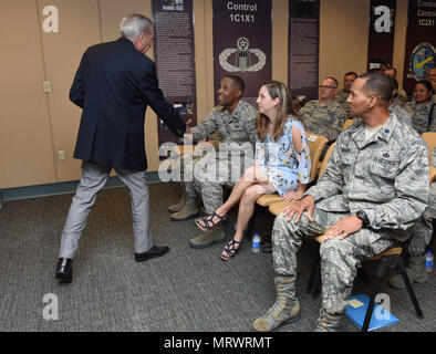 Ritirato Chief Master Sgt. Byron "BT" Parcenue si presenta al cap. Edwin Pratt, 81st ala formazione executive officer, durante una premiazione a Cody Hall Giugno 8, 2017, su Keesler Air Force Base, Miss. Parcenue presentato Pratt con l'aria 2016 Istruzione e Formazione Il comando Byron"BT" Parcenue Airfield Operations Professional del premio di anno. (U.S. Air Force foto di Kemberly Groue) Foto Stock