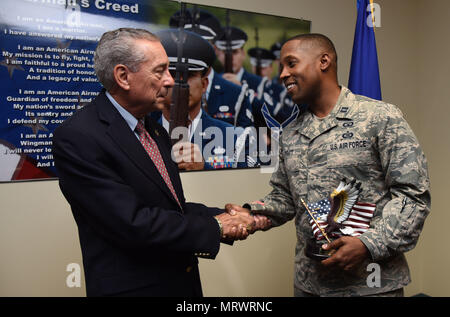 Ritirato Chief Master Sgt. Byron "BT" Parcenue presenta Capt. Edwin Pratt, 81st ala formazione executive officer, il Byron"BT" Parcenue Airfield Operations Professional dell'anno, durante una premiazione a Cody Hall Giugno 8, 2017, su Keesler Air Force Base, Miss. Questo è stato un 2016 Aria di istruzione e di formazione Aviosuperficie Comando operazioni premio annuale. (U.S. Air Force foto di Kemberly Groue) Foto Stock