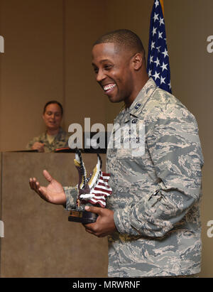 Il cap. Edwin Pratt, 81st ala formazione executive officer, offre commenti dopo essere stata presentata con il Byron "BT" Parcenue Airfield Operations Professional del premio di anno durante una premiazione a Cody Hall Giugno 8, 2017, su Keesler Air Force Base, Miss. Ritirato Chief Master Sgt. Byron "BT" Parcenue presentato il 2016 Aria di istruzione e di formazione Aviosuperficie Comando operazioni premio annuale a lui intitolato a Pratt. (U.S. Air Force foto di Kemberly Groue) Foto Stock