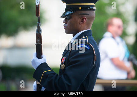 La Tomba del Milite Ignoto è un monumento militare nazionale presso il cimitero nazionale di Arlington, istituito per onorare i membri del servizio americano non identificati. Una sentinella del 3rd U.S. Infantry Regiment (The Old Guard) svolge funzioni durante la cerimonia del cambio della guardia il 12 luglio 2017. L'immagine d'archivio registra il servizio di guardia cerimoniale ad Arlington, Virginia. Foto Stock