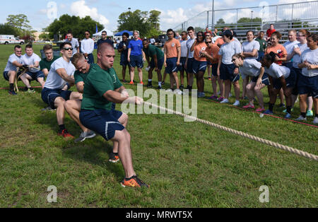 Tech. Sgt. Jeffrey inverno, 81st operazioni mediche Squadron specialità mediche NCO in carica, conduce la sua squadra in un Tug-of-War concorrenza durante il campo giorno 15 giugno 2017, su Keesler Air Force Base, Miss. Il campo è stato il giorno dell'evento finale della settimana Wingman, che si è concentrata sul pilastro fisica completa di Airman Fitness, resilienza e teambuilding iniziative attraverso la base. (U.S. Air Force foto di Kemberly Groue) Foto Stock